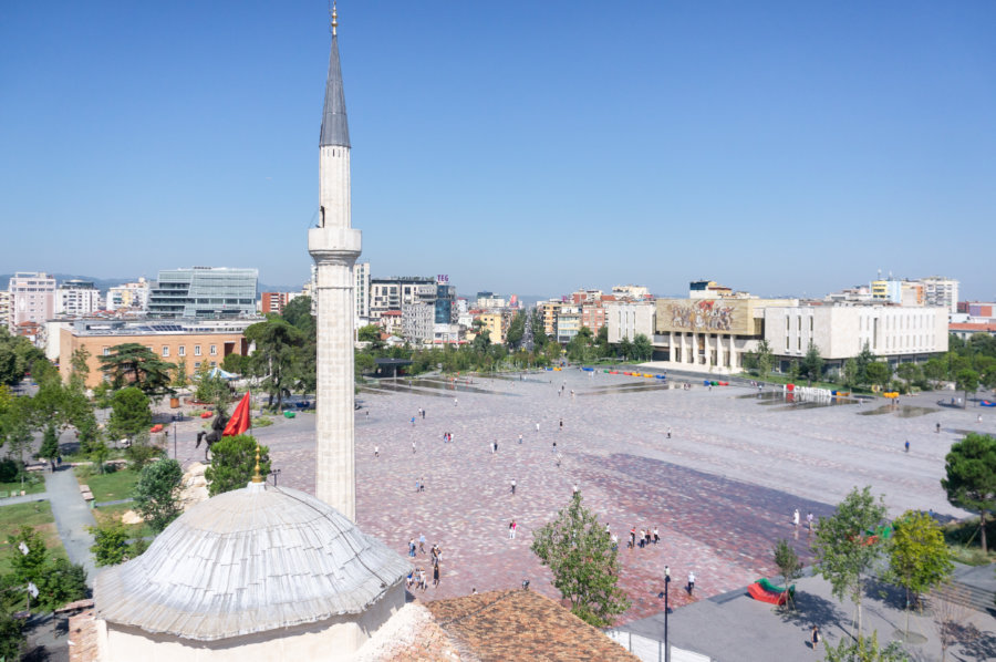 Mosquée sur la place Skanderbeg à Tirana