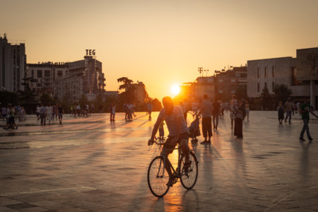 Coucher de soleil sur la place Skanderbeg à Tirana