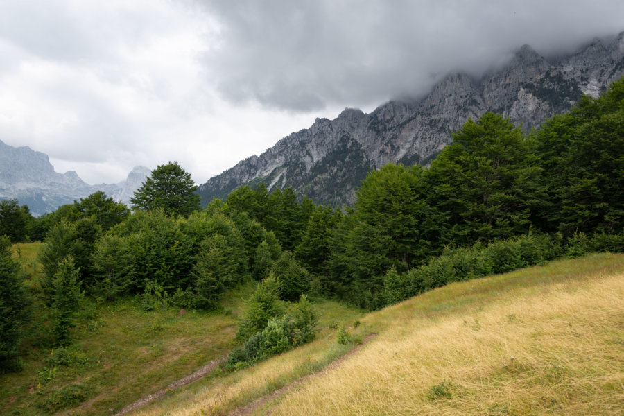 Randonnée dans la montagne à Theth en Albanie