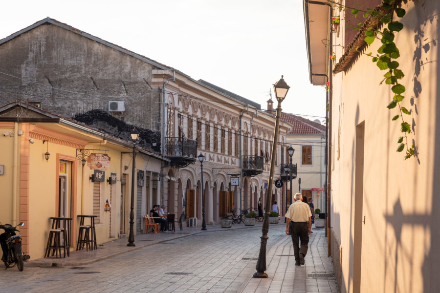 Rue de Shkodra en Albanie