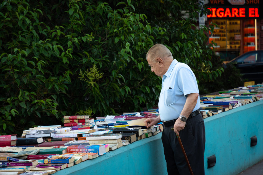 Vendeur de livres sur le pont à Tirana