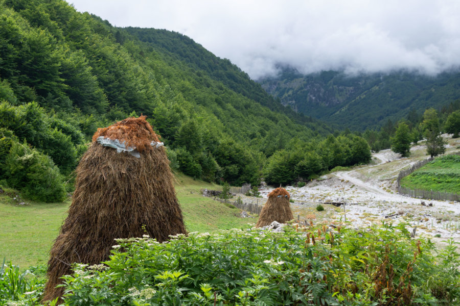 Paille dans le village de Kukaj près de Valbona