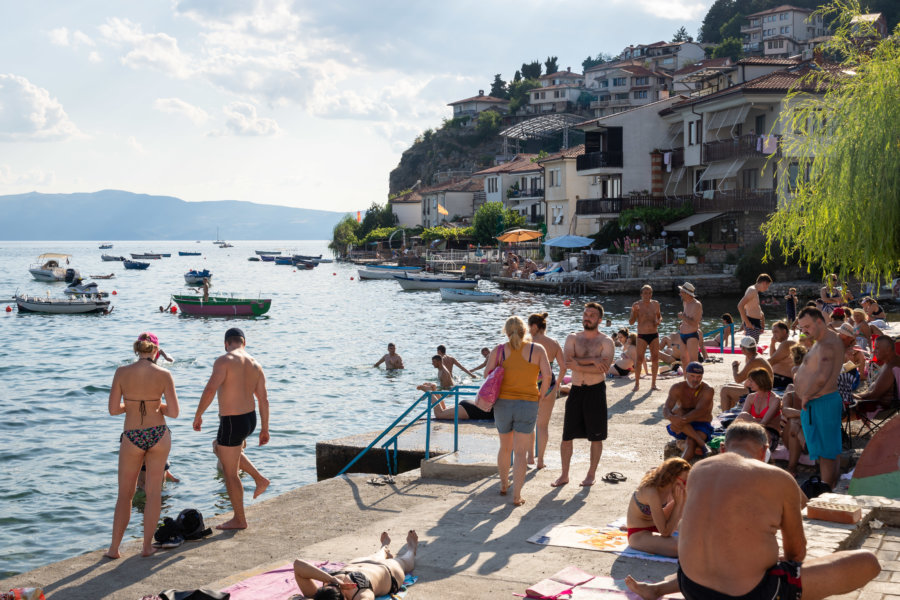 Baignade dans le lac d'Ohrid l'été