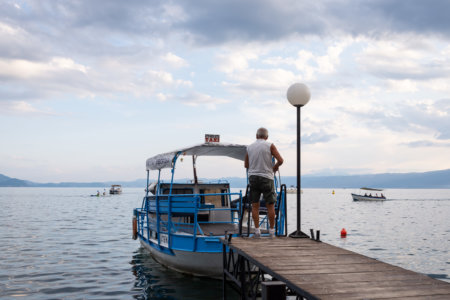 Bateau taxi sur le lac d'Ohrid