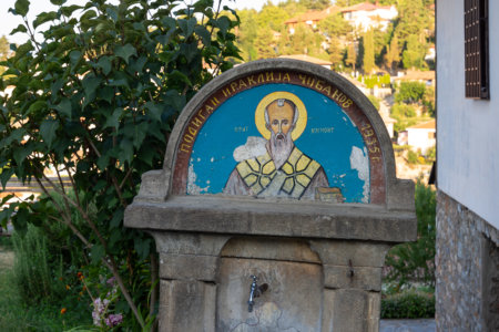 Peinture orthodoxe sur une fontaine