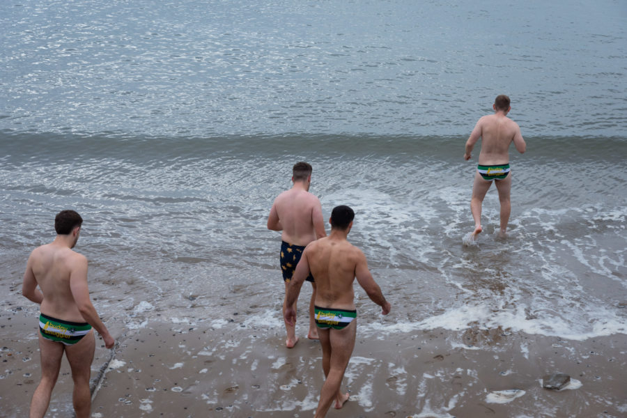 Baignade sous les nuages gallois à Saundersfoot