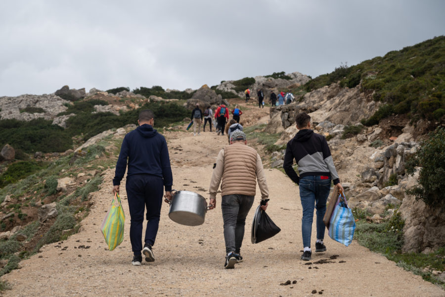 Randonnée avec grandes casseroles au Maroc