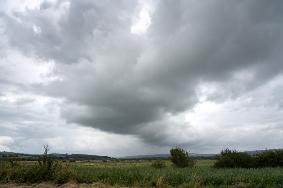 Vélo sous ciel gris entre Kidwelly et Burry Port