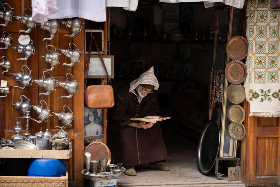 Commerçant dans la médina de Fès au Maroc