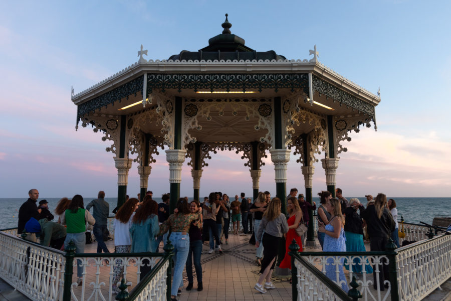 Danseurs dans le kiosque de Brighton