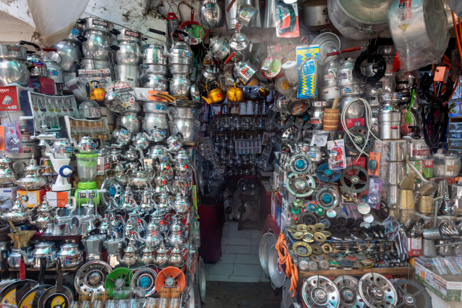 Droguerie dans le souk de Tetouan au Maroc