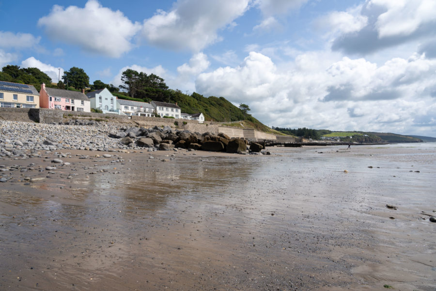 Grande plage vide à marée basse à Amroth