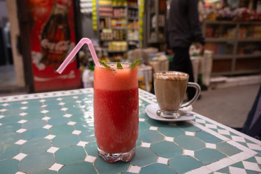 Jus de fraise et café dans la médina de Fès