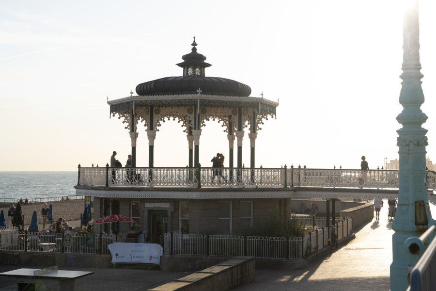 Kiosque sur la plage de Brighton en Angleterre
