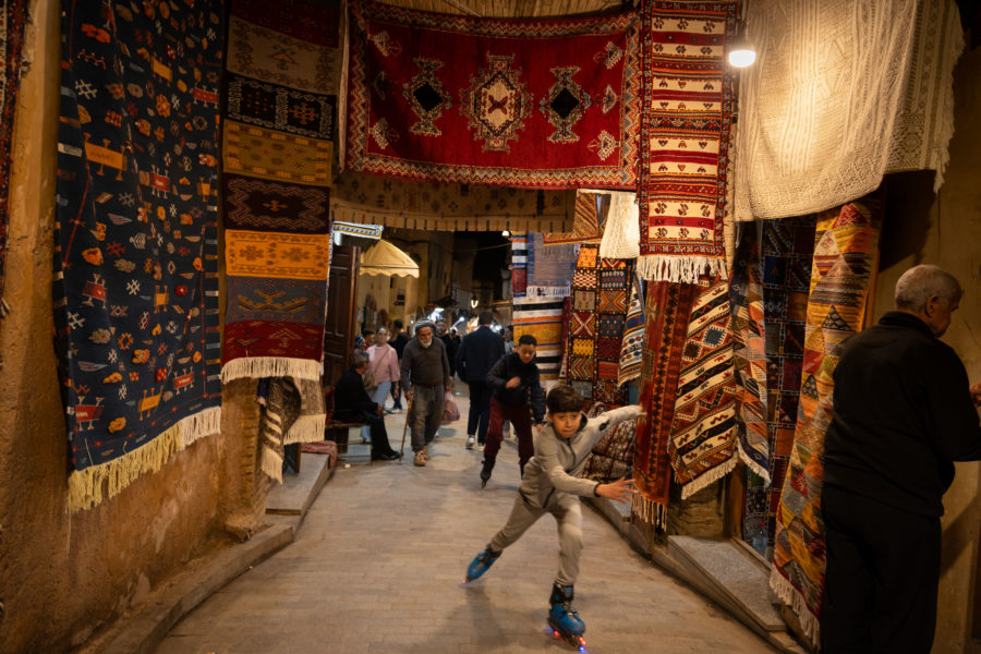 Medina de Fès de nuit, entre les vendeurs de tapis