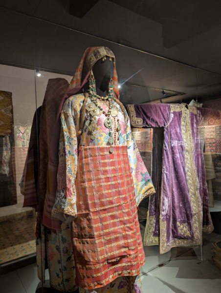 Costumes traditionnels marocains dans le musée Dar Batha à Fès