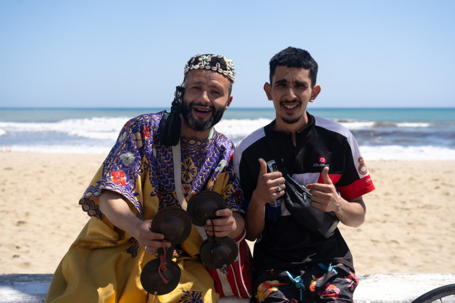 Jeunes marocains à plage de Martil
