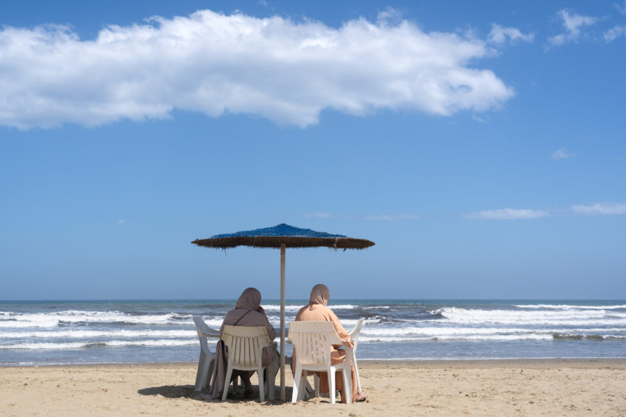 Parasol sur la plage de Martil au Maroc