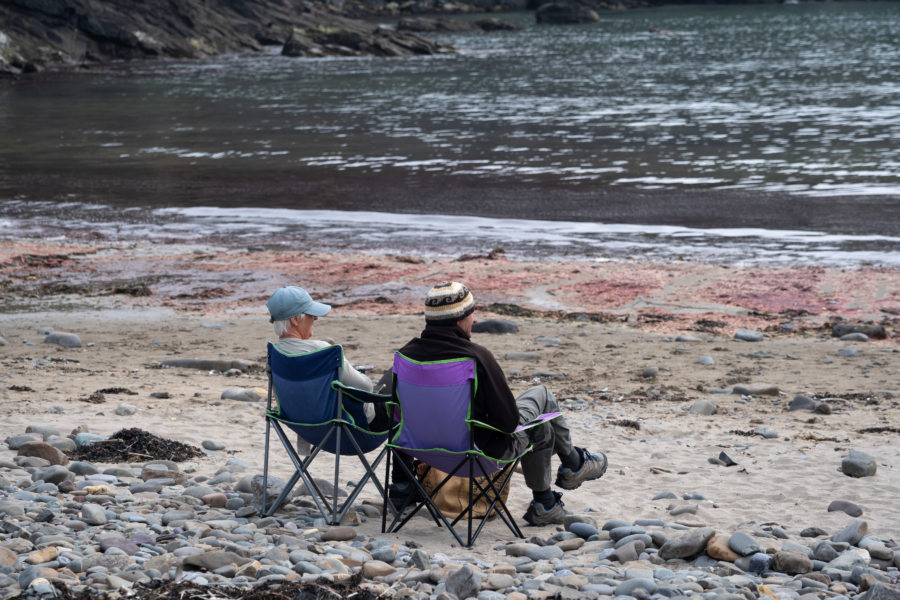Plage de Nolton Haven au Pays de Galles : touristes avec bonnets l'été
