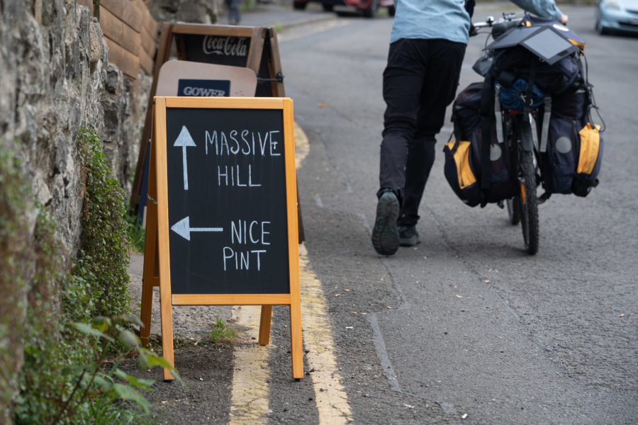 Pub vs pente à vélo à LLanrhidian au Pays de Galles