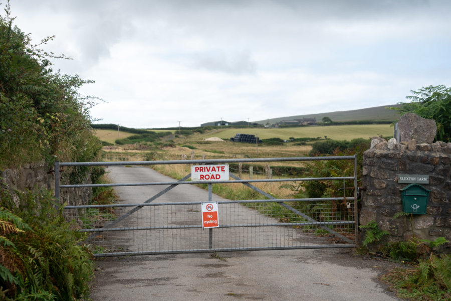 Route privatisée par une ferme sur la péninsule de Gower
