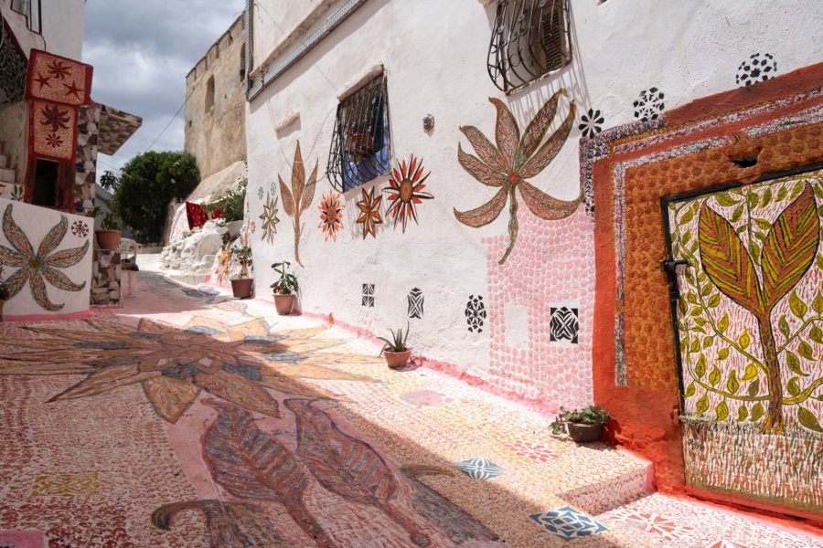 Ruelles colorées sur les collines de Tetouan
