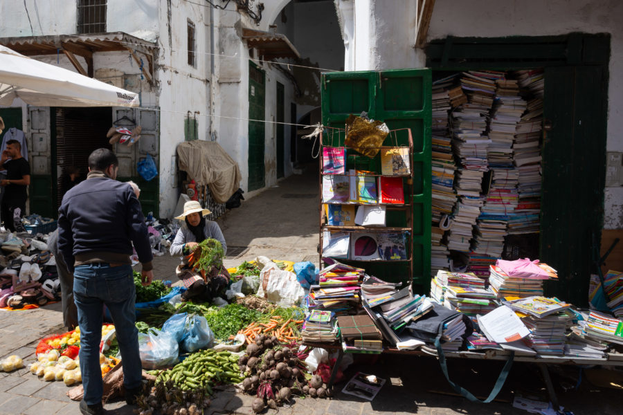 Légumes et livres au souk de Tetouan