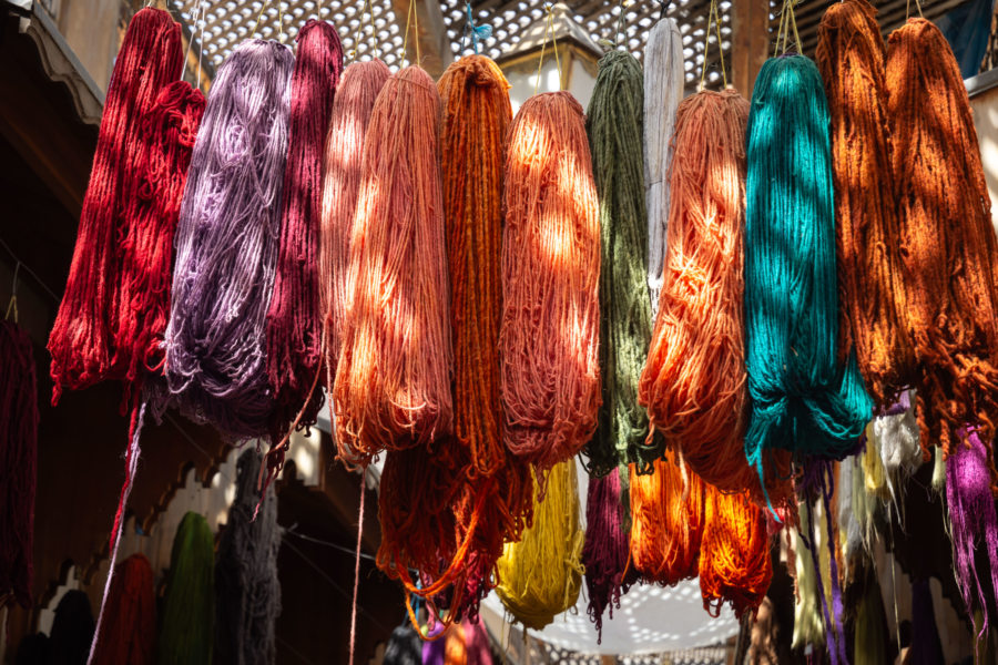 Fils teints dans la médina de Fès