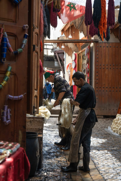 Teinturiers dans la médina de Fès