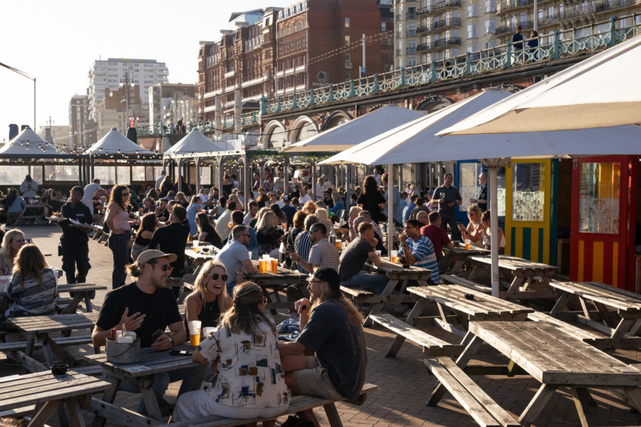 Terrasses de bars de plage à Brighton