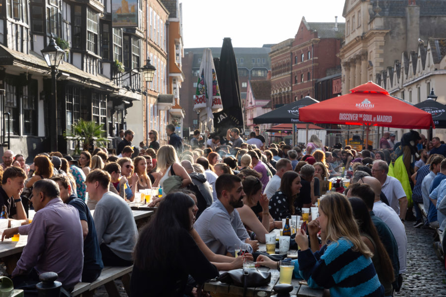 Terrasses de pub à Bristol en Angleterre