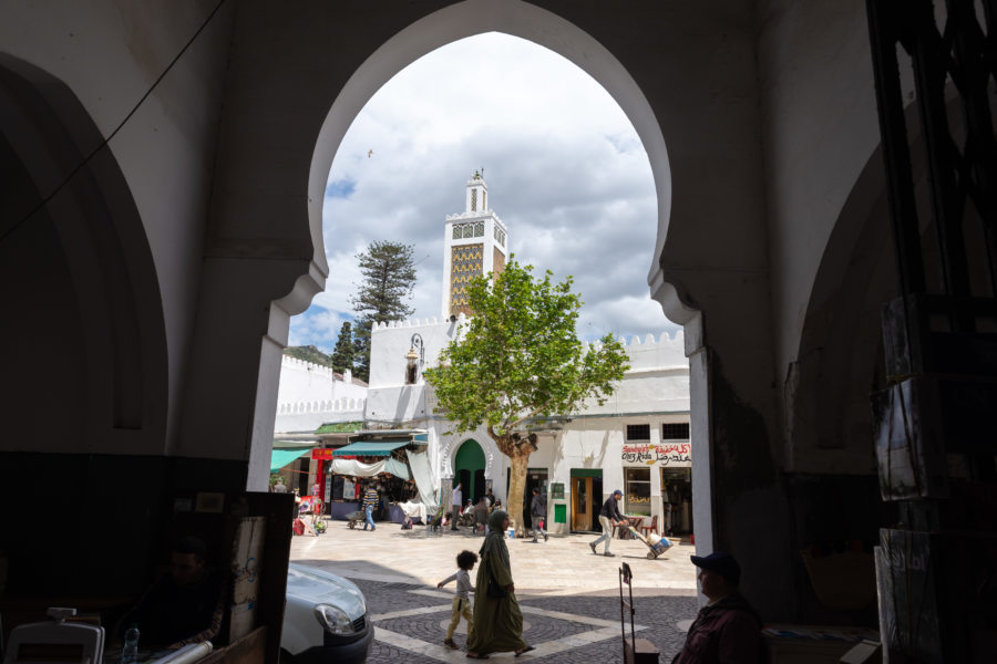 Minaret et porte dans le quartier Ensanche de Tetouan