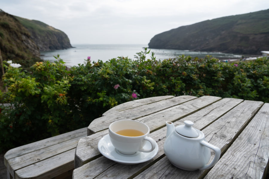 Tisane avec vue sur la plage de Nolton Haven