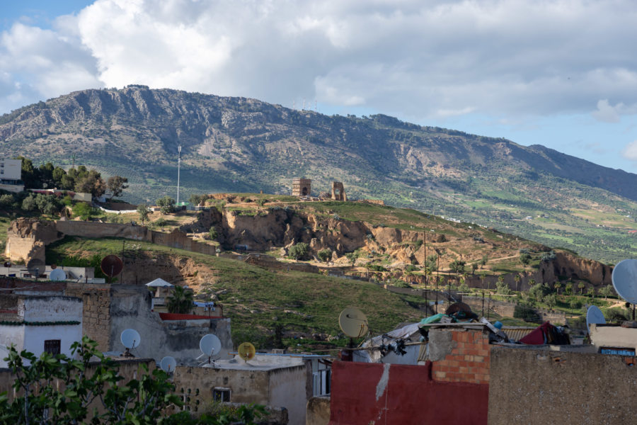 Vue sur les tombeaux des mérinides depuis un café de la médina