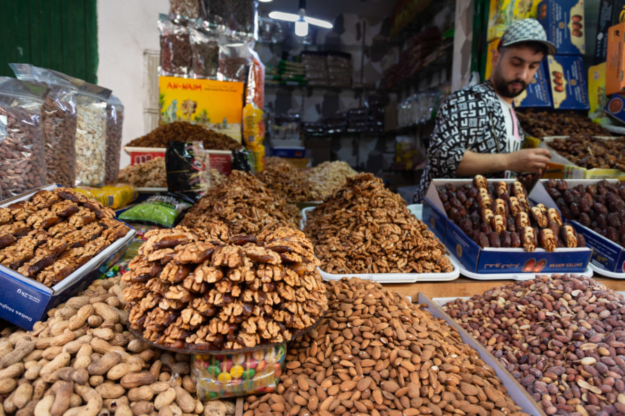 Vendeur de fruits secs au souk de Tetouan