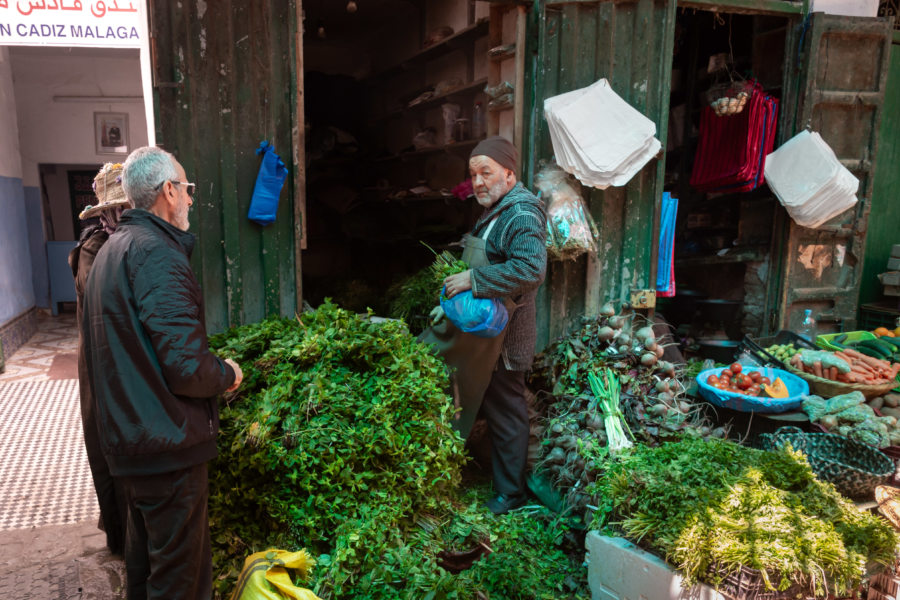 Vendeur de légumes au souk de Tétouan