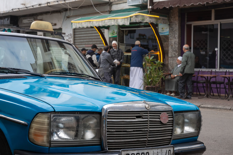 Vieille Mercedes dans les rues de Tetouan au Maroc