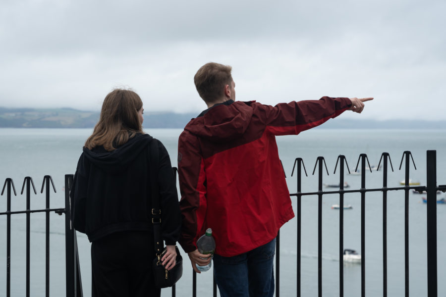 Touristes à Tenby sous la pluie au Pays de Galles