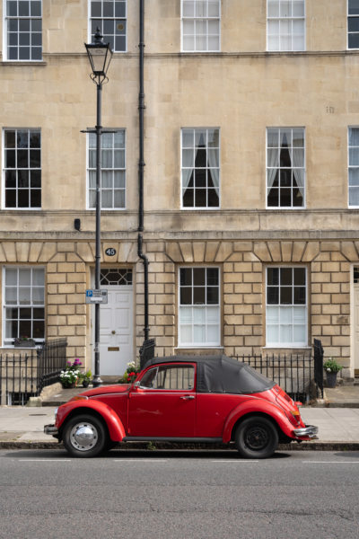 Voiture rouge à Bath, Angleterre