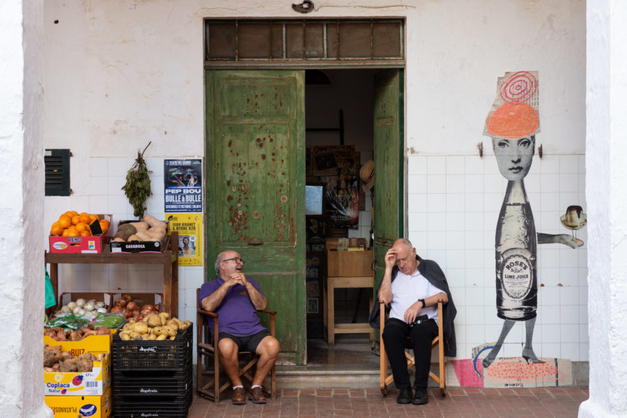 Amis assis au marché de Ciutadella à Minorque