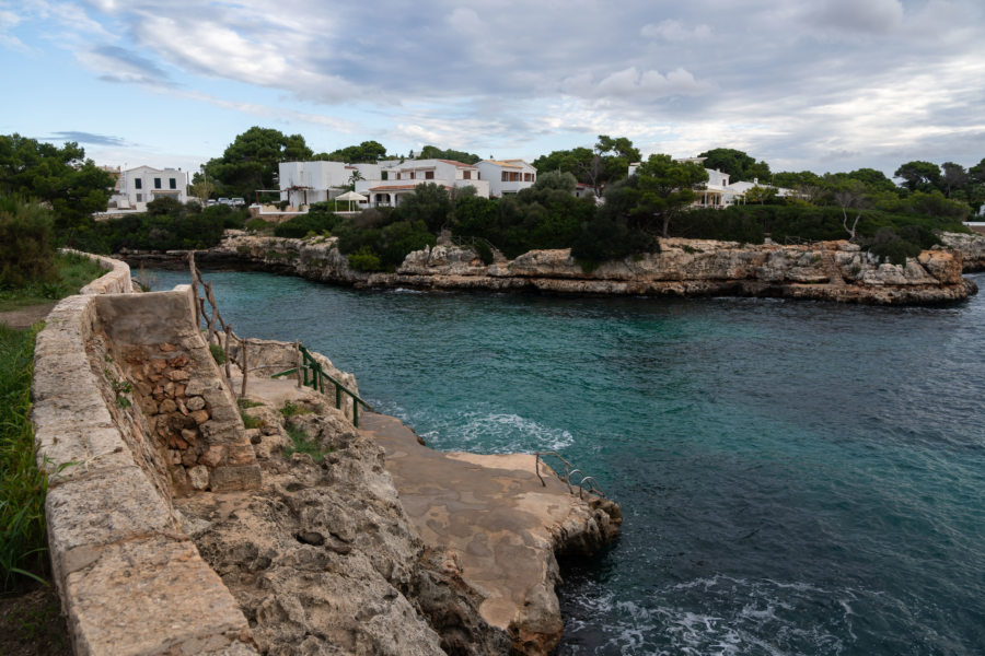 Crique de Cala Sa Farola à Minorque