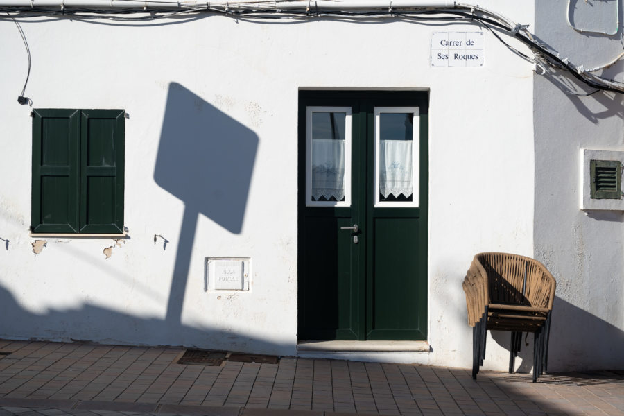 Maison blanche à Fornells, voyage à Minorque