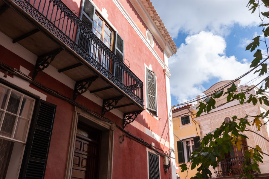 Maisons colorées à Alaior, île de Minorque