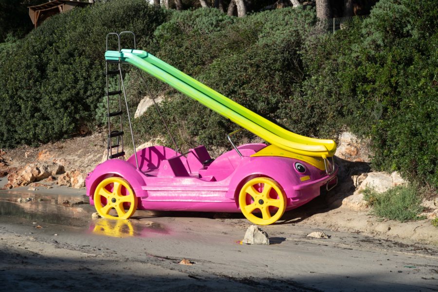 Voiture et toboggan pour enfants, plage de Cala n Blanes