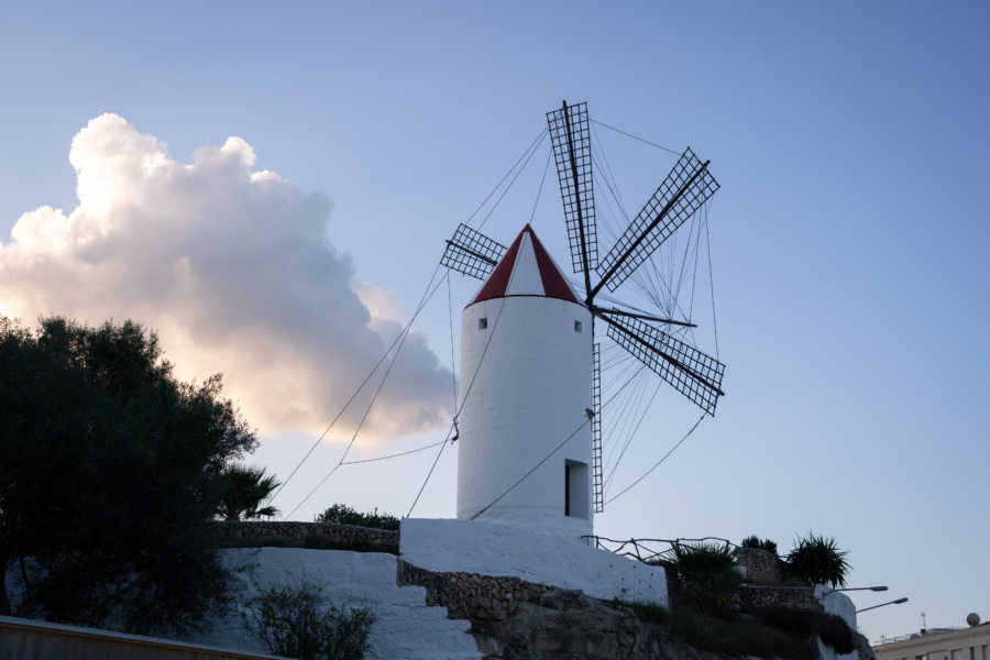 Moulin et nuage sur l'île de Minorque