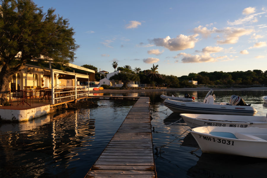 Ponton au port d'Es Grau sur l'île de Minorque