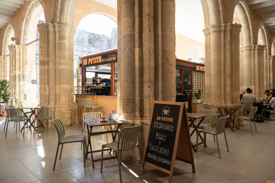 Restos dans le cloître du Carme à Mahon