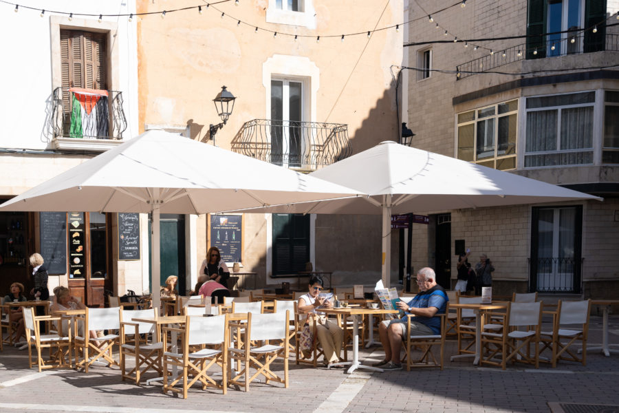 Terrasse de café à Alaior, Minorque