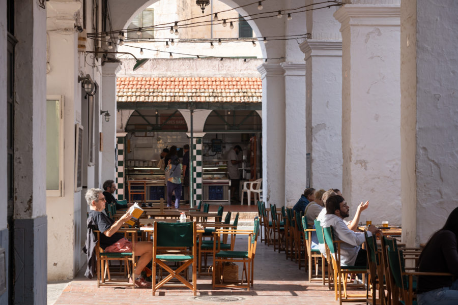 Terrasses de cafés au marché municipal de Minorque