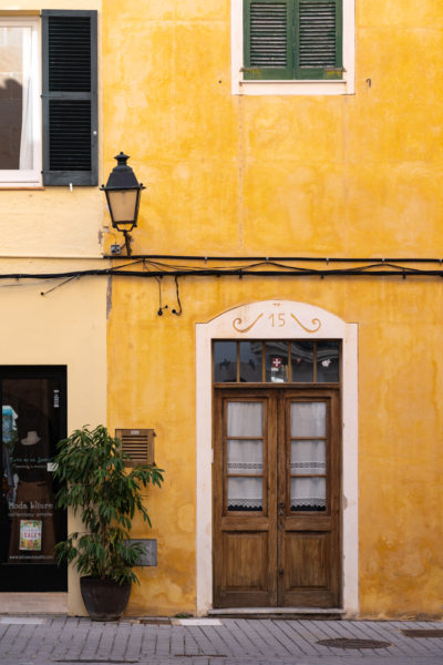 Maison jaune à Ciutadella, Minorque